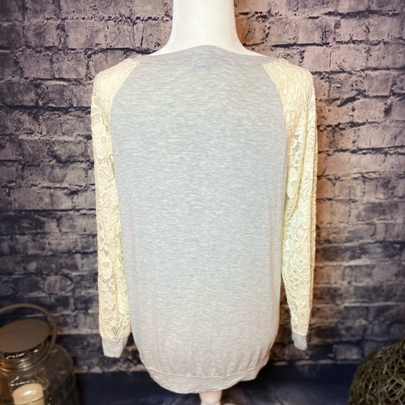𝅺EGS California Lace Gray with Cream Sleeves Top S - Picture 2 of 8